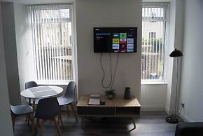 Bright & Stylish 1-bed Apt W/free Parking & Wi-fi