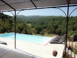 Villa in Provence With Infinity Pool