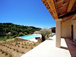 Villa in Provence With Infinity Pool