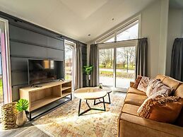Nice Chalet With Combi Microwave, Near the Maas
