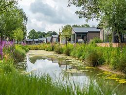 Nice Chalet With Combi Microwave, Near the Maas