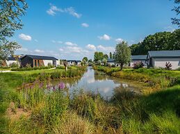 Nice Chalet With Combi Microwave, Near the Maas