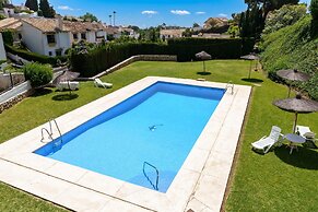 Sunny Tranquility With Pool
