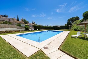 Sunny Tranquility With Pool