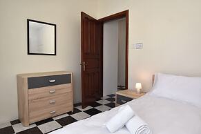 Bright and Central 2 Bedroom With Harbour View
