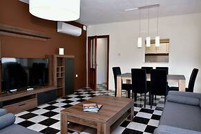 Bright and Central 2 Bedroom With Harbour View