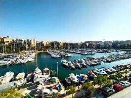 Bright and Central 2 Bedroom With Harbour View