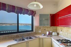 Seafront 2 Bedroom Apartment Overlooking Bay