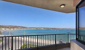 Seafront 2 Bedroom Apartment Overlooking Bay