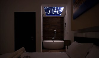 Gem Beachfront Apt With Amazing Bay and Sea Views