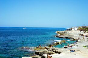 Gorgeous Seaviews From a Stunning Studio