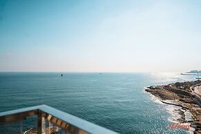 Gorgeous Seaviews From a Stunning Studio
