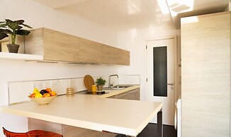 Gorgeous Seaviews From a Stunning Studio