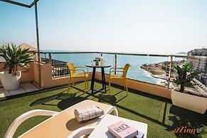 Gorgeous Seaviews From a Stunning Studio