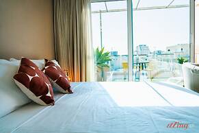 Gorgeous Seaviews From a Stunning Studio