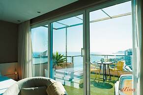 Gorgeous Seaviews From a Stunning Studio