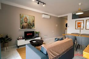 A Stylishly Chic Holiday Home With a Sofa bed
