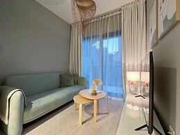 1BDR apartment With Pool View