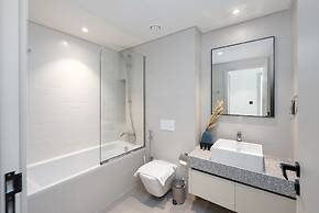 Serene 1BR w Private Palm View Balcony