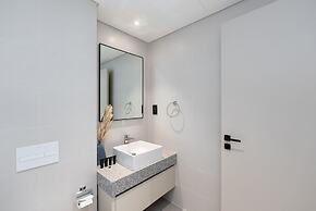 Serene 1BR w Private Palm View Balcony