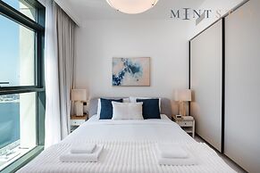 Serene 1BR w Private Palm View Balcony