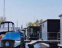 Luxury Houseboat Getaway