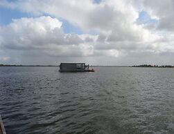 Luxury Houseboat Getaway