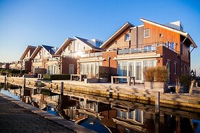 Luxury Houseboat Getaway