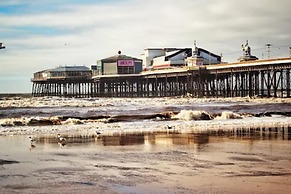 Seaside - House - Sleeps 10 - Parking - Garden