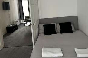 Seaside - House - Sleeps 10 - Parking - Garden