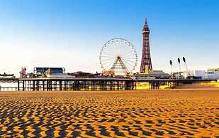 Seaside - House - Sleeps 10 - Parking - Garden
