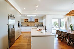 Penshurst - Lake Views - Sleeps 8