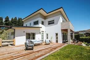 Penshurst - Lake Views - Sleeps 8