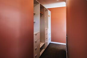 Penshurst - Lake Views - Sleeps 8