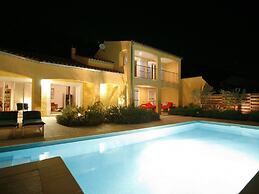 Peaceful Villa With Pool & Views