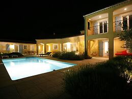 Peaceful Villa With Pool & Views