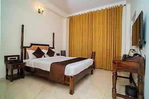 Dera Pichola A Lake Facing Hotel