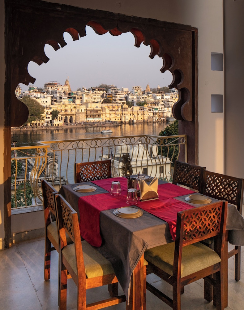 Dera Pichola A Lake Facing Hotel