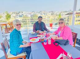 Dera Pichola A Lake Facing Hotel
