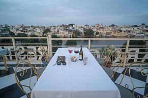 Dera Pichola A Lake Facing Hotel