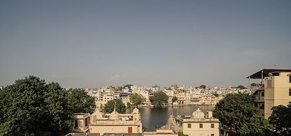 Dera Pichola A Lake Facing Hotel