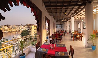 Dera Pichola A Lake Facing Hotel