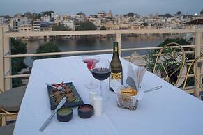 Dera Pichola A Lake Facing Hotel