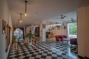 Dera Pichola A Lake Facing Hotel