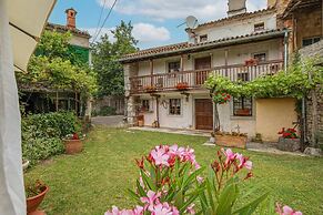 Rustic House Luin