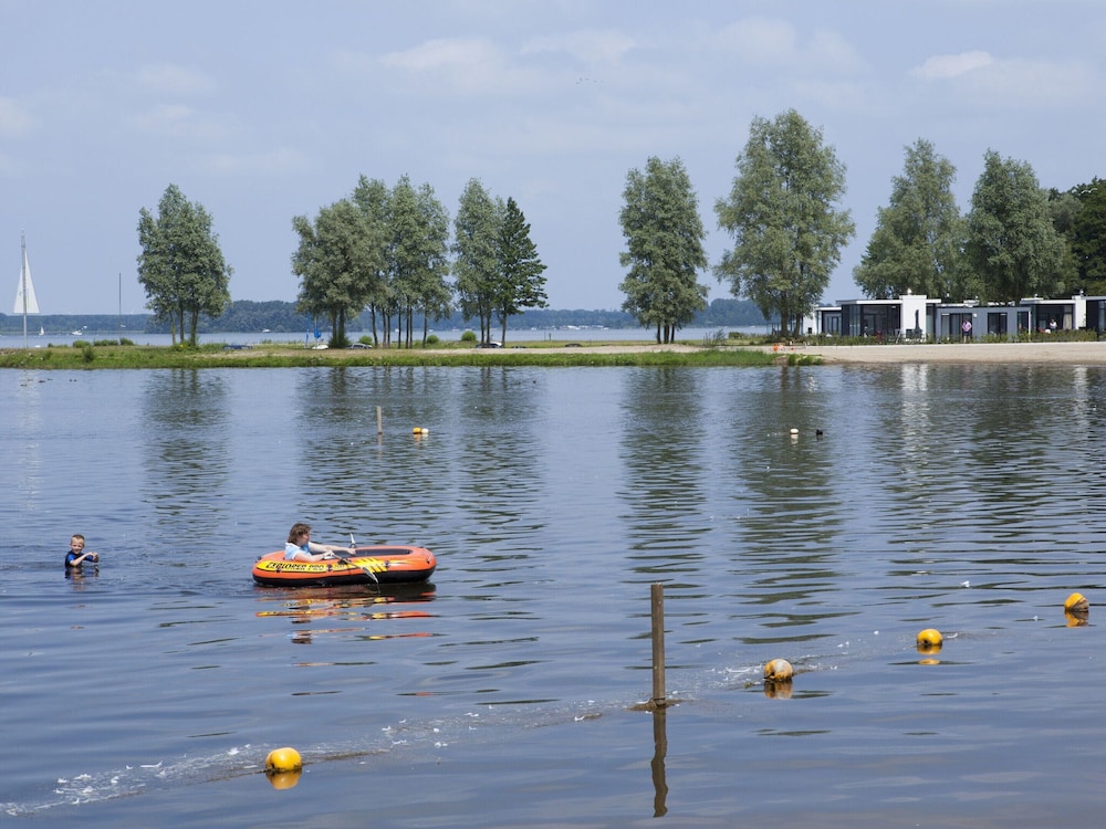 Veluwemeer Chalet Park Retreat
