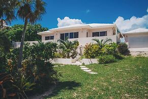 Flipper'S Haven: Tropical Retreat