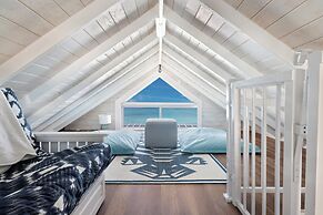 Island Getaway: Charming Cottage Steps From The Beach