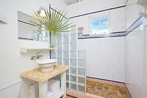 Cayo Loco Getaway: Private Beachfront Haven