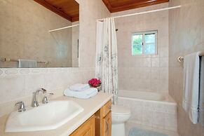 Buttonwood Bliss: Lux Condo With Amenities